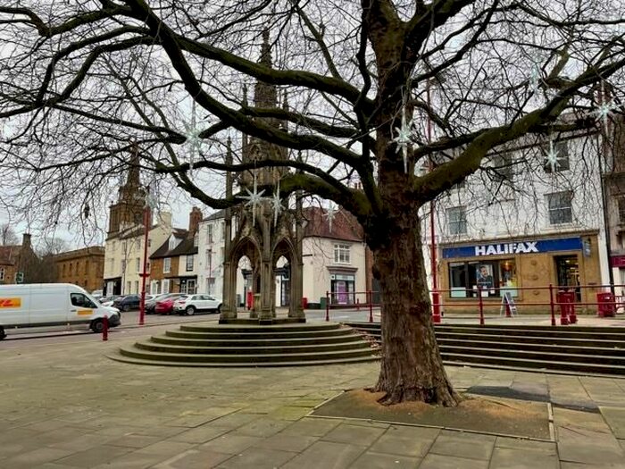 3 Bedroom Flat To Rent In High Street, Daventry, NN11