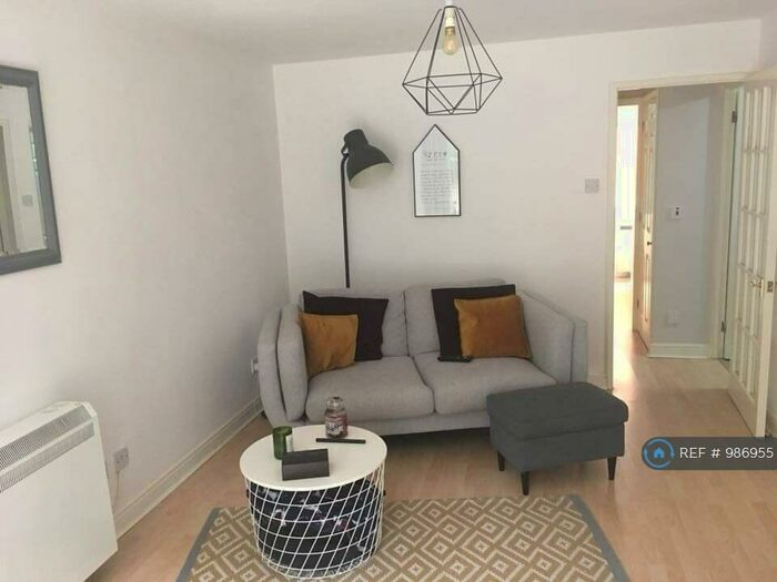 1 Bedroom Flat To Rent In Masefield Gardens, Crowthorne, RG45