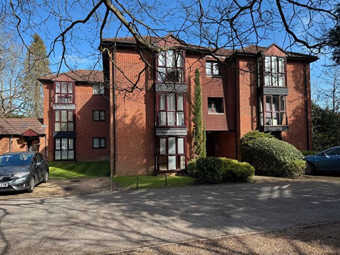 1 Bedroom Flat For Sale In Station Avenue, Walton-On-Thames, KT12