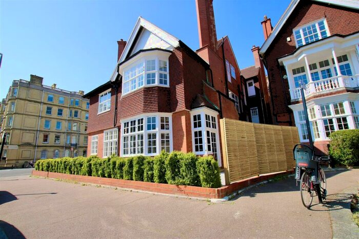 3 Bedroom Flat To Rent In Grand Avenue, Hove, BN3