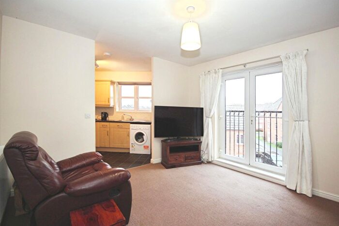 2 Bedroom Flat For Sale In Claypitts Boulevard, Warwick, CV34