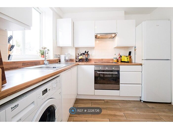 4 Bedroom Flat To Rent In Bennett Court, London, N7