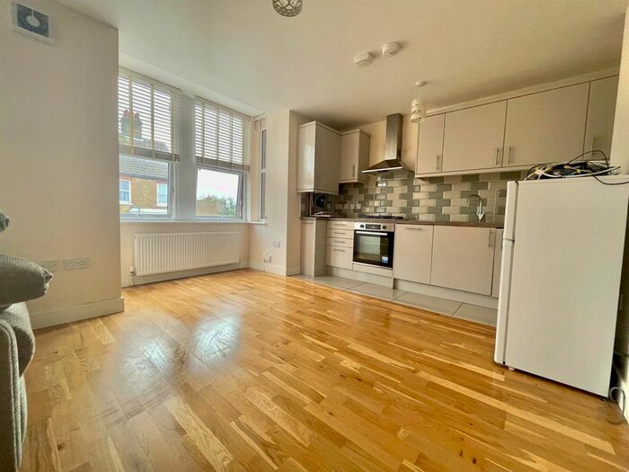 2 Bedroom Flat To Rent In Park Road, Sittingbourne, ME10