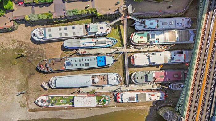 1 Bedroom House Boat For Sale In Lombard Rd, Battersea, London, SW11