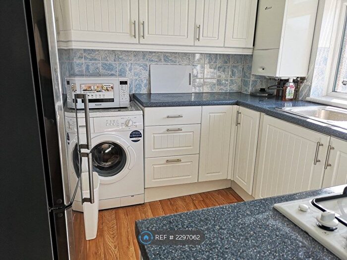 3 Bedroom Flat To Rent In Orlescote Road, Coventry, CV4