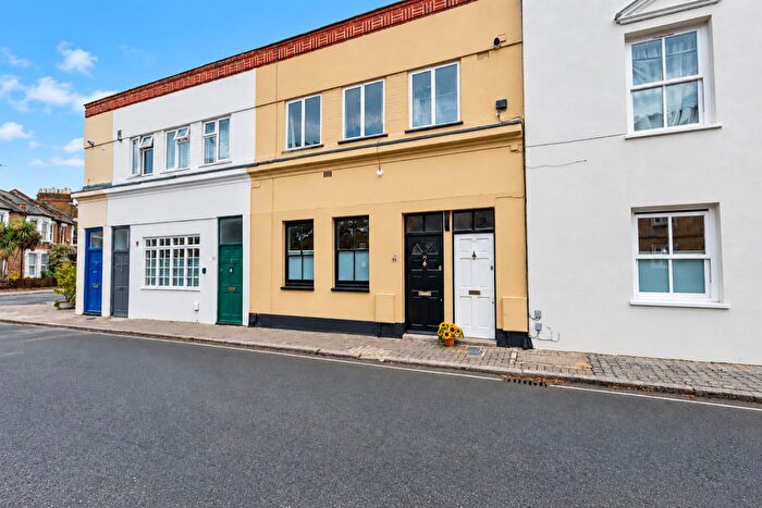 2 Bedroom Flat For Sale In Priests Bridge, London, SW14