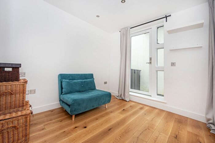 2 Bedroom Flat To Rent In Gerards Place, London, SW4