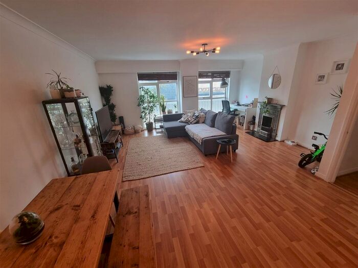 2 Bedroom Flat To Rent In Fortis Green Road, London, N10