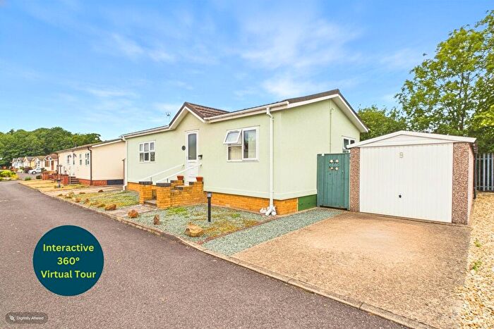 2 Bedroom Park Home For Sale In Barton Broads Park, Barton-upon-Humber, North Lincolnshire, DN18