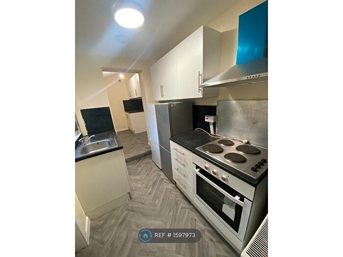 4 Bedroom Terraced House To Rent In Oldham Road, Royton, Oldham, OL2