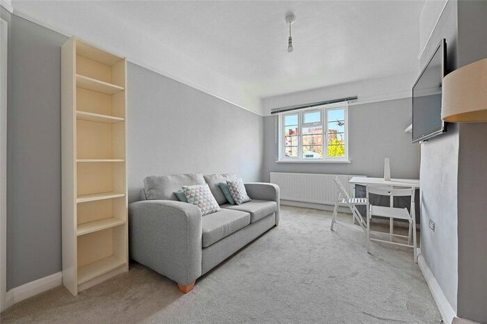2 Bedroom Flat To Rent In Hanover Court, London, W12