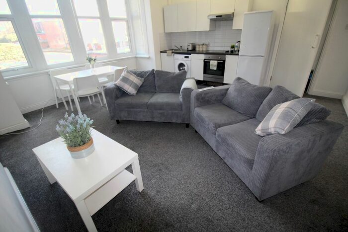 2 Bedroom Flat To Rent In Flat, Kelso Road, LS2