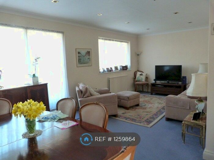 2 Bedroom Flat To Rent In Regents Court, Edgware, HA8