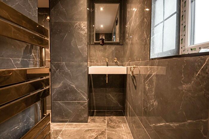 4 Bedroom Semi-Detached House To Rent In Sutherland Avenue, Leeds, West Yorkshire, LS8