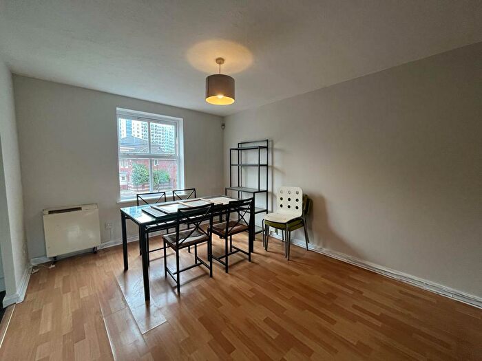 2 Bedroom Flat To Rent In Linen Court, Trinity Riverside, Salford, M3