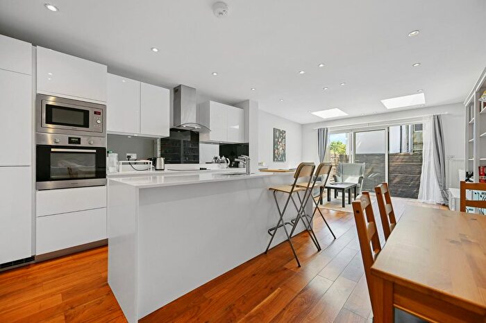 2 Bedroom Flat For Sale In Hanger Lane, London, W5