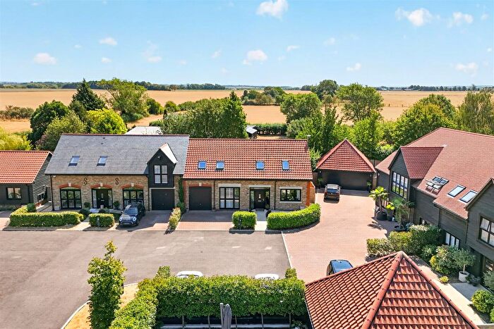 4 Bedroom Barn Conversion For Sale In Middlefield Lane, Henlow, SG16
