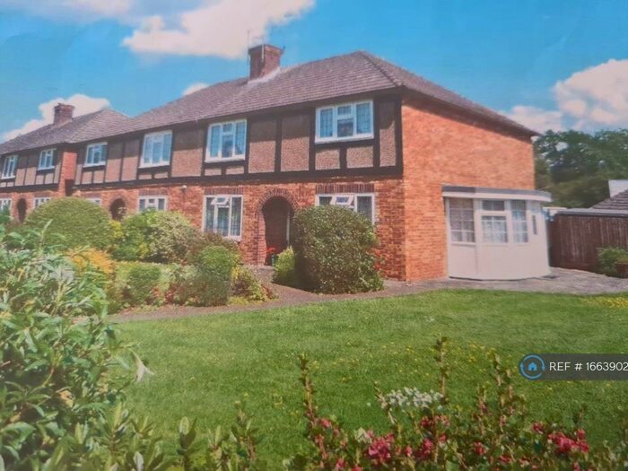 2 Bedroom Maisonette To Rent In Monks Close, Enfield, EN2