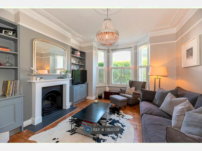 2 Bedroom Flat To Rent In Broomwood Road, London, SW11