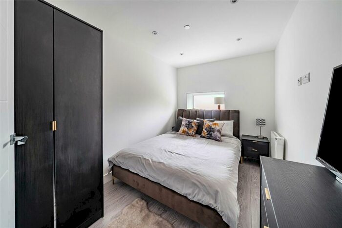 1 Bedroom Flat For Sale In Addlestone, Surrey, KT15
