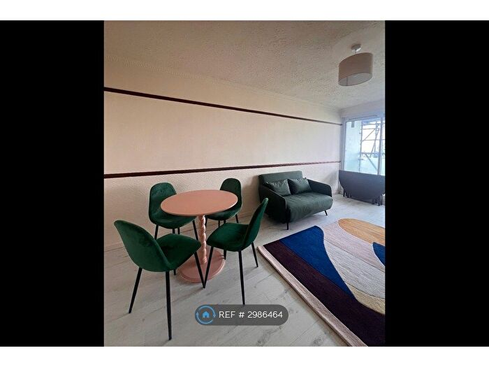 2 Bedroom Flat To Rent In Near Canary Wharf, London, E14