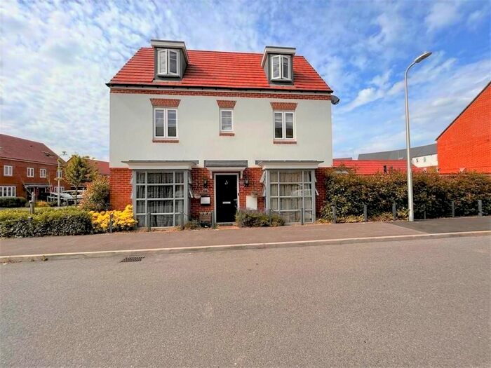 4 Bedroom Detached House To Rent In Ifould Crescent, Wokingham, RG40