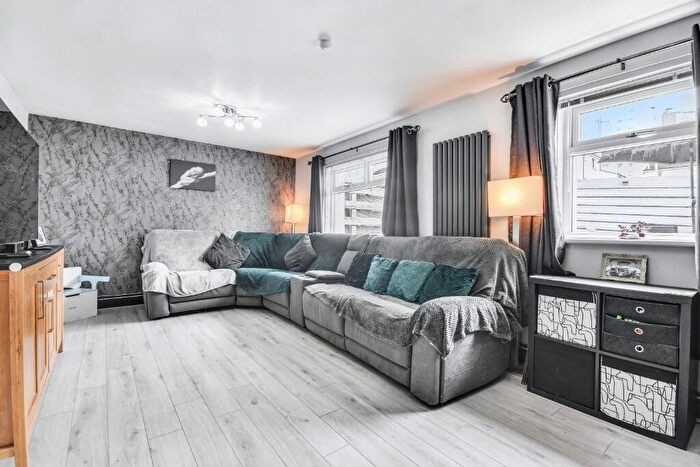 3 Bedroom Semi-Detached House For Sale In Roxburgh Avenue, Inverclyde, Greenock, PA15