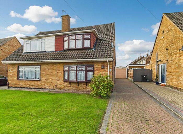 3 Bedroom Chalet For Sale In Taits, Stanford-Le-Hope, SS17