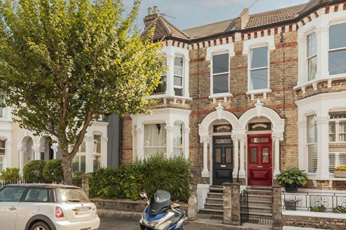 2 Bedroom Flat To Rent In Chestnut Grove, Balham, SW12