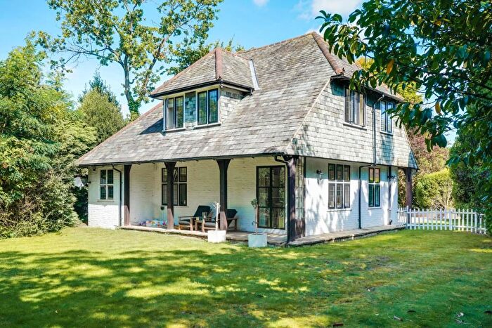 3 Bedroom Detached House To Rent In Oakfield Glade, Weybridge, KT13