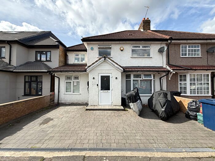 6 Bedroom Semi-Detached House For Sale In Betham Road, Greenford, UB6