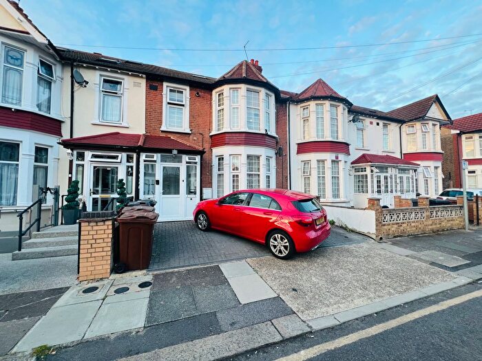 2 Bedroom Flat To Rent In Aldersey Gardens, Barking, IG11