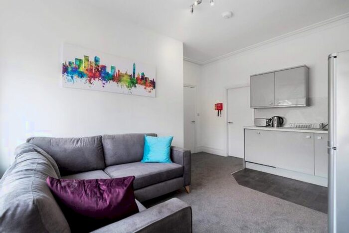 2 Bedroom Flat To Rent In City Road, Edgbaston, Birmingham, B17