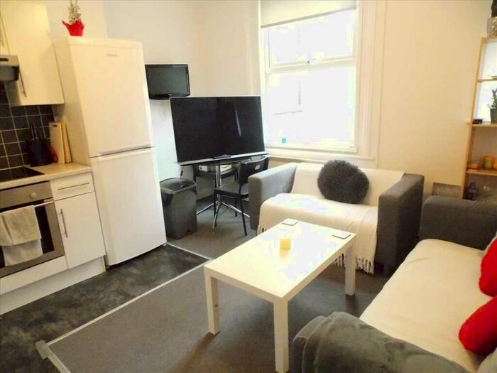 3 Bedroom Apartment To Rent In Holdenhurst Road, Bournemouth, Bournemouth, BH8