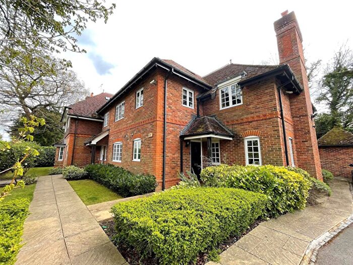 2 Bedroom Flat To Rent In Reading Road, Yateley, Hart, GU46