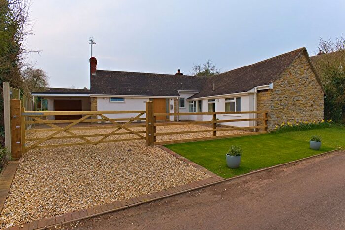 3 Bedroom Detached Bungalow For Sale In Baughton Earls Croome, Worcestershire, WR8