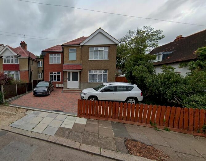 2 Bedroom Flat To Rent In The Meadow Way, Harrow, Greater London, HA3