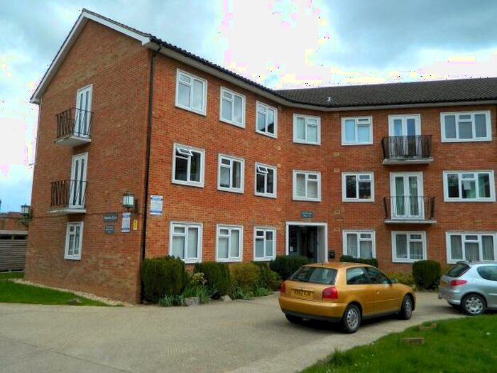 2 Bedroom Flat To Rent In Waverley Court, RH12