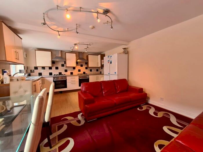 Property To Rent In City Road, Cathays, Cardiff, CF24