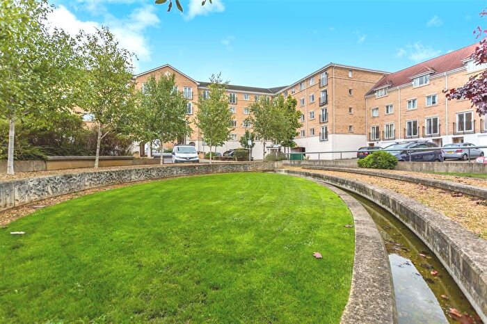 2 Bedroom Flat To Rent In The Dell, Southampton, SO15