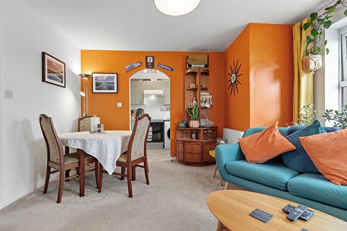 2 Bedroom Flat For Sale In Chase Court Gardens, Southchurch Village, Southend-On-Sea, Essex, SS1