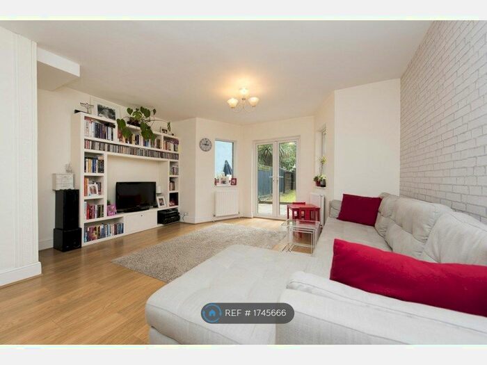4 Bedroom Terraced House To Rent In Avenue Road, London, N12