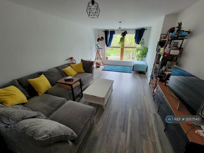 2 Bedroom Flat To Rent In Millennium House, Manchester, M16