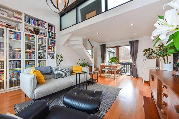 2 Bedroom Flat For Sale In Pound Farm Road, Chichester, PO19