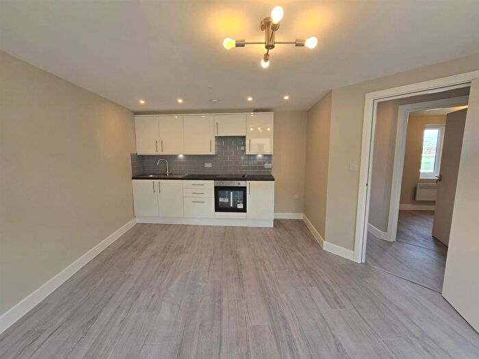 2 Bedroom Flat To Rent In Red Lion Square, Wandsworth High Street, London, SW18