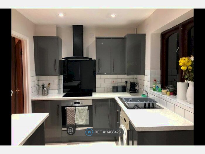 2 Bedroom Semi-Detached House To Rent In Warren Avenue, Leicester, LE4