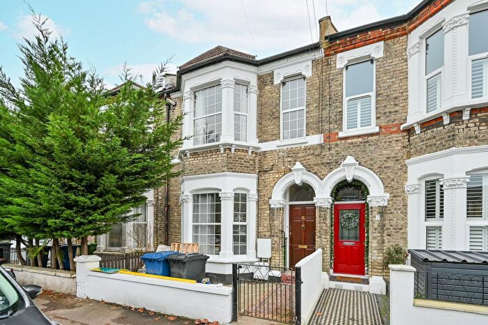 3 Bedroom Maisonette To Rent In Avenue Road, Acton, London, W3