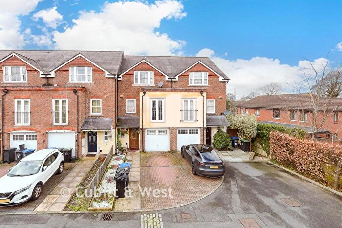 3 Bedroom Town House For Sale In Wyndhurst Close, South Croydon, Surrey, CR2