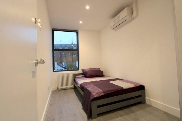 3 Bedroom Flat To Rent In Parkgate Road, London, SW11