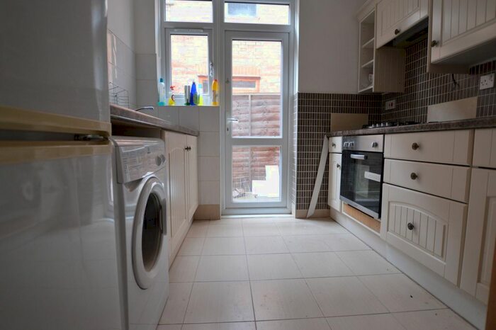 2 Bedroom Flat To Rent In Winns Avenue, Walthamstow, E17